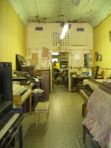 2007. The piano shop with all its secrets: linoleum, panelling, wall paper, fake walls. The whole shebang!!!